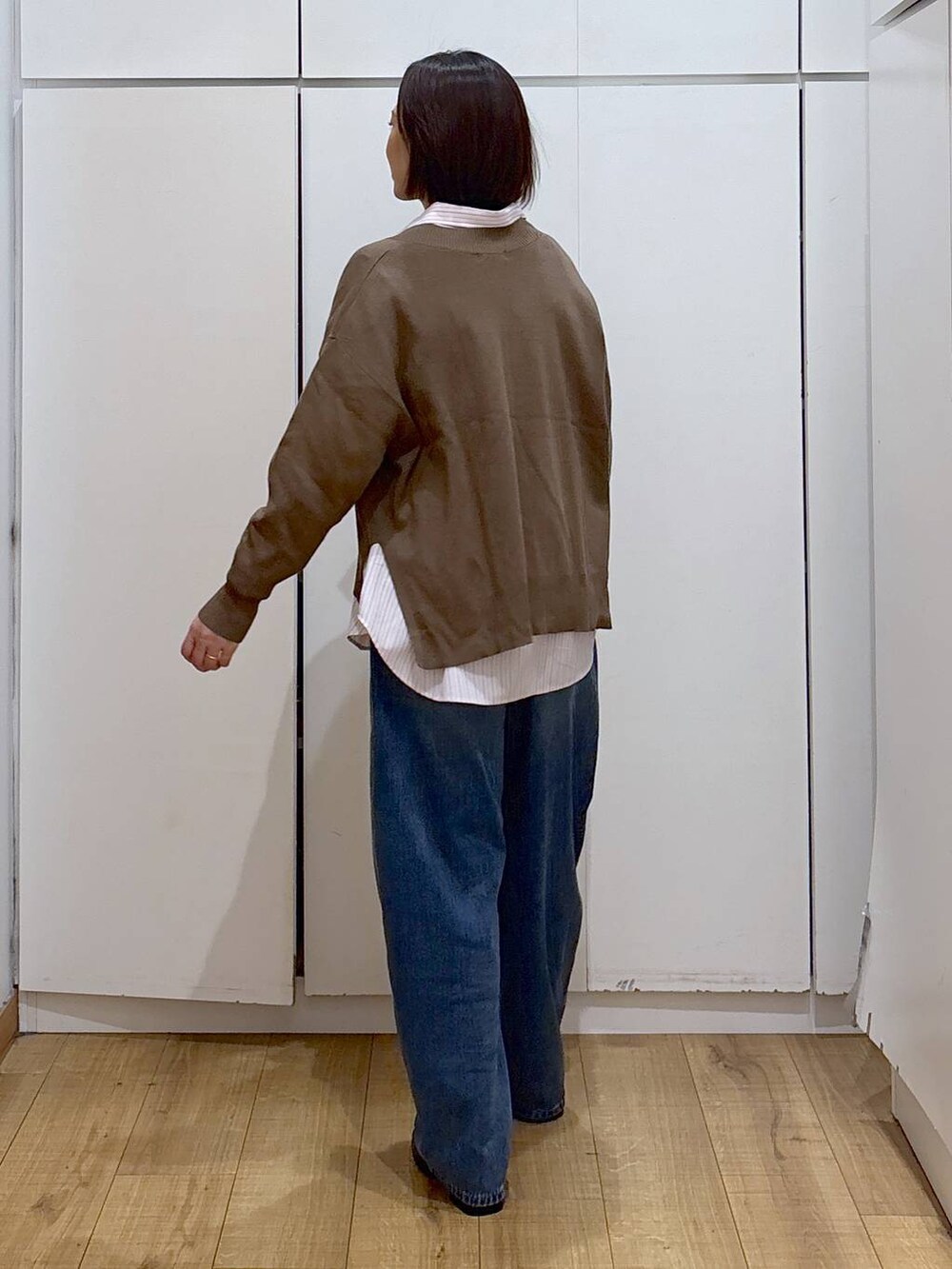 ピンク系のシャツ/ブラウス、ブラック系のブーツ、ブルー系のデニムパンツを着用したレディースの冬コーディネートの6枚目の写真