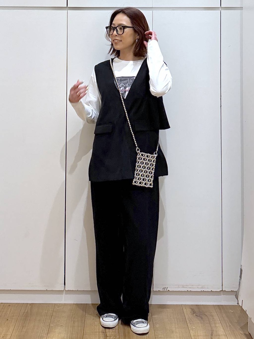 ブラック系のセットアップ、ブラック系のその他パンツ、ホワイト系のTシャツ/カットソーを着用したレディースの春コーディネートの3枚目の写真