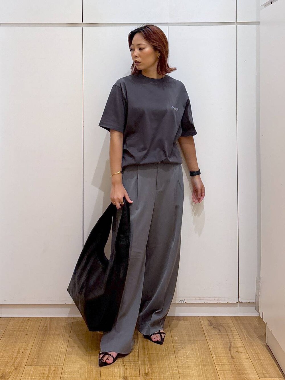 ブラック系のサンダル、グレー系のその他パンツ、グレー系のTシャツ/カットソーを着用したレディースの夏コーディネートの2枚目の写真