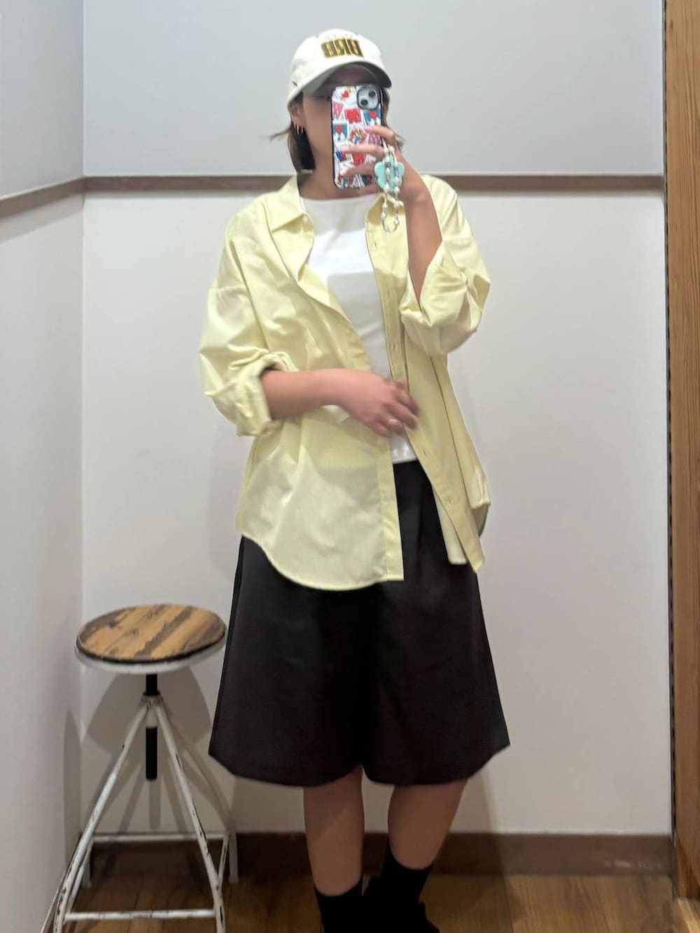 イエロー系のシャツ/ブラウス、ベージュ系のその他パンツを着用したレディースの春コーディネートの2枚目の写真