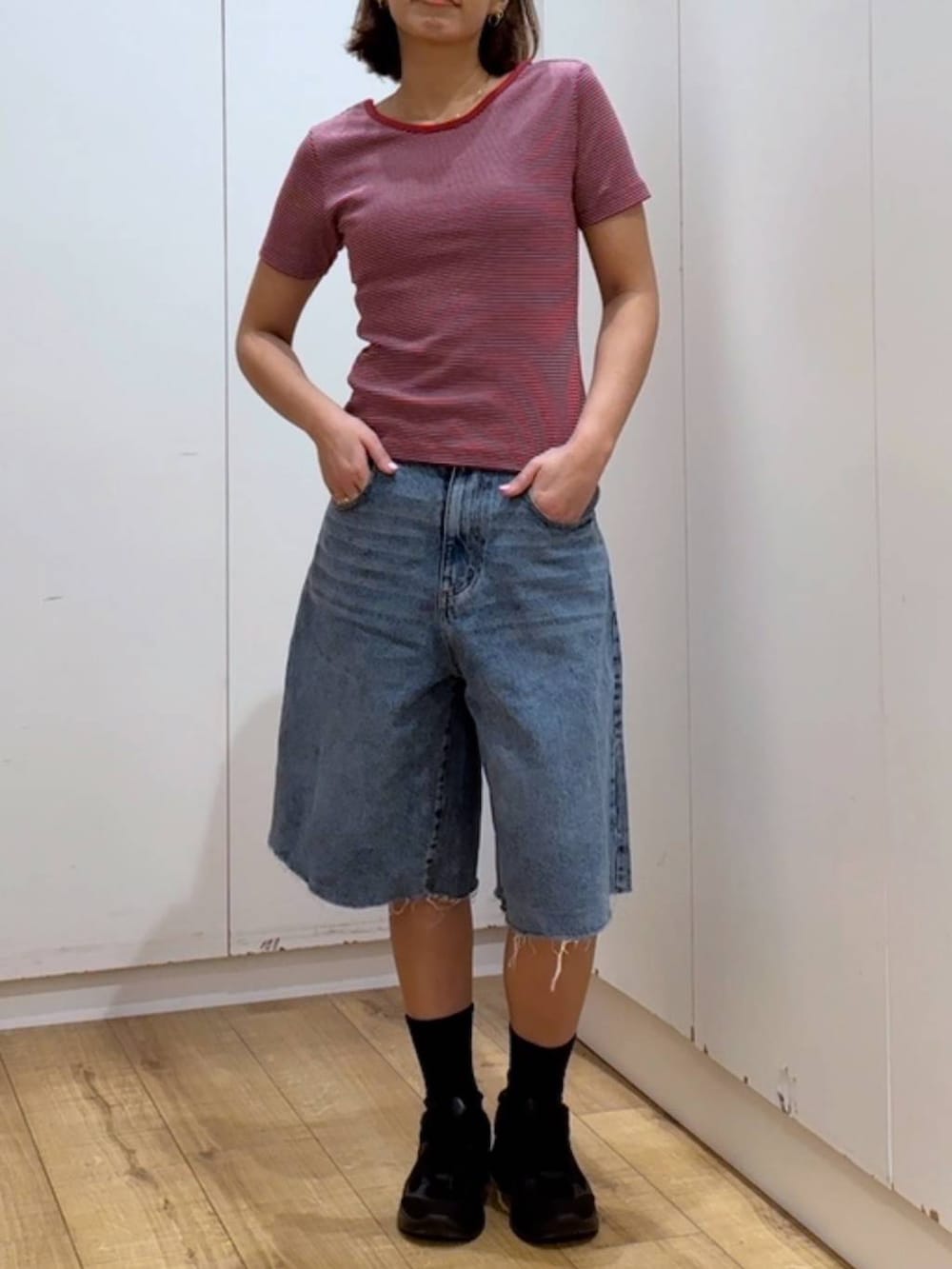 ブルー系のデニムパンツ、レッド系のTシャツ/カットソーを着用したレディースの春コーディネートの7枚目の写真