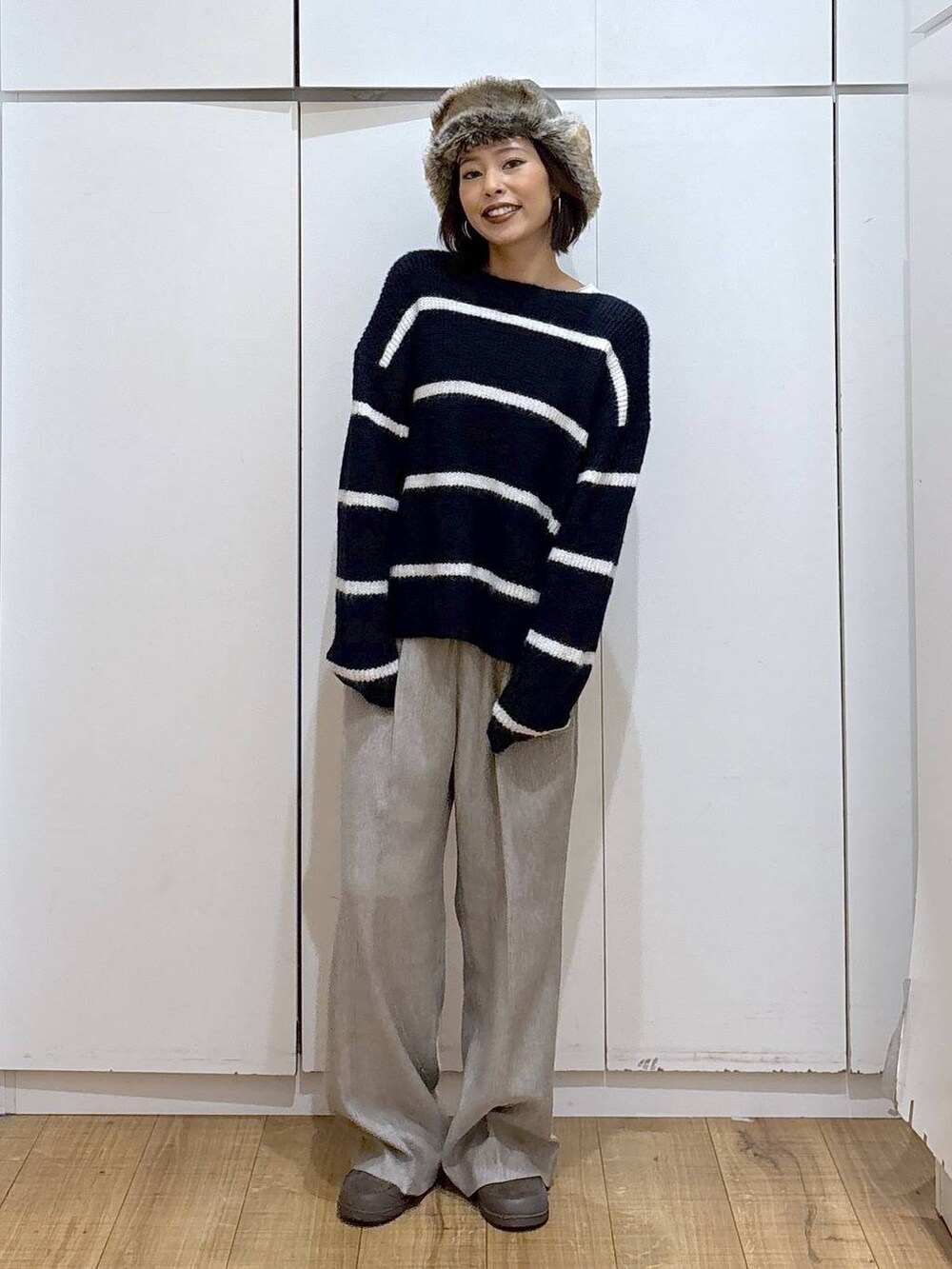 ブラック系のその他パンツ、ブルー系のニット/セーター、グリーン系のその他シューズを着用したレディースの秋コーディネートの2枚目の写真