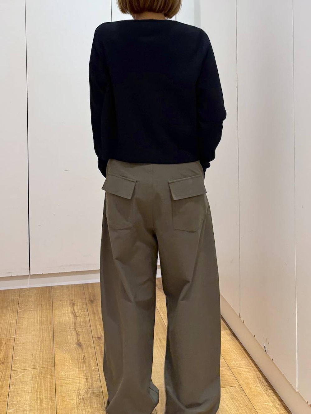 ブラック系のカーディガン/ボレロ、グリーン系のその他パンツ、ブラック系のカチューシャを着用したレディースの秋コーディネートの8枚目の写真