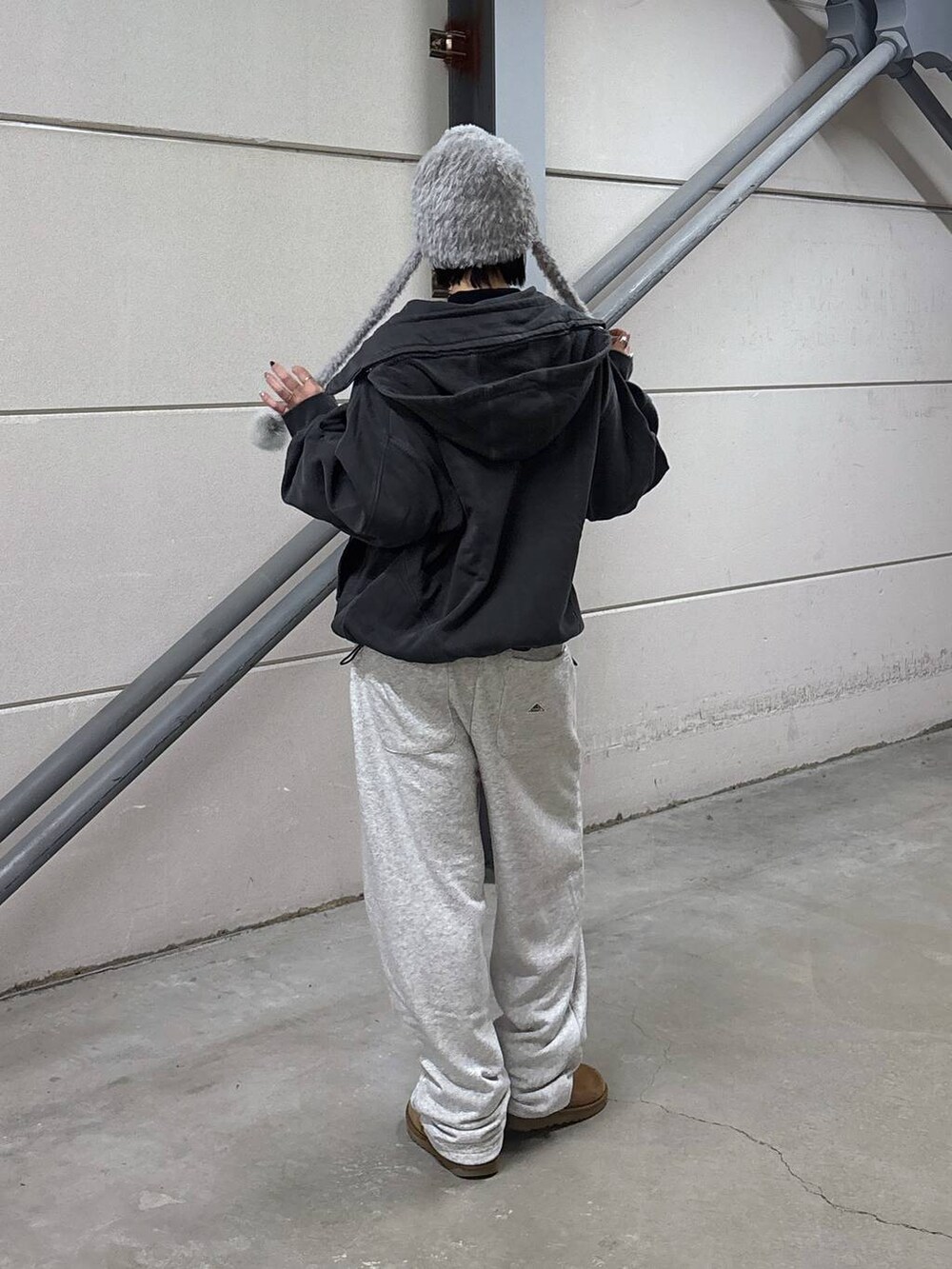 ブラック系のニット/セーター、グレー系のニットキャップ/ビーニーを着用したレディースの秋コーディネートの4枚目の写真