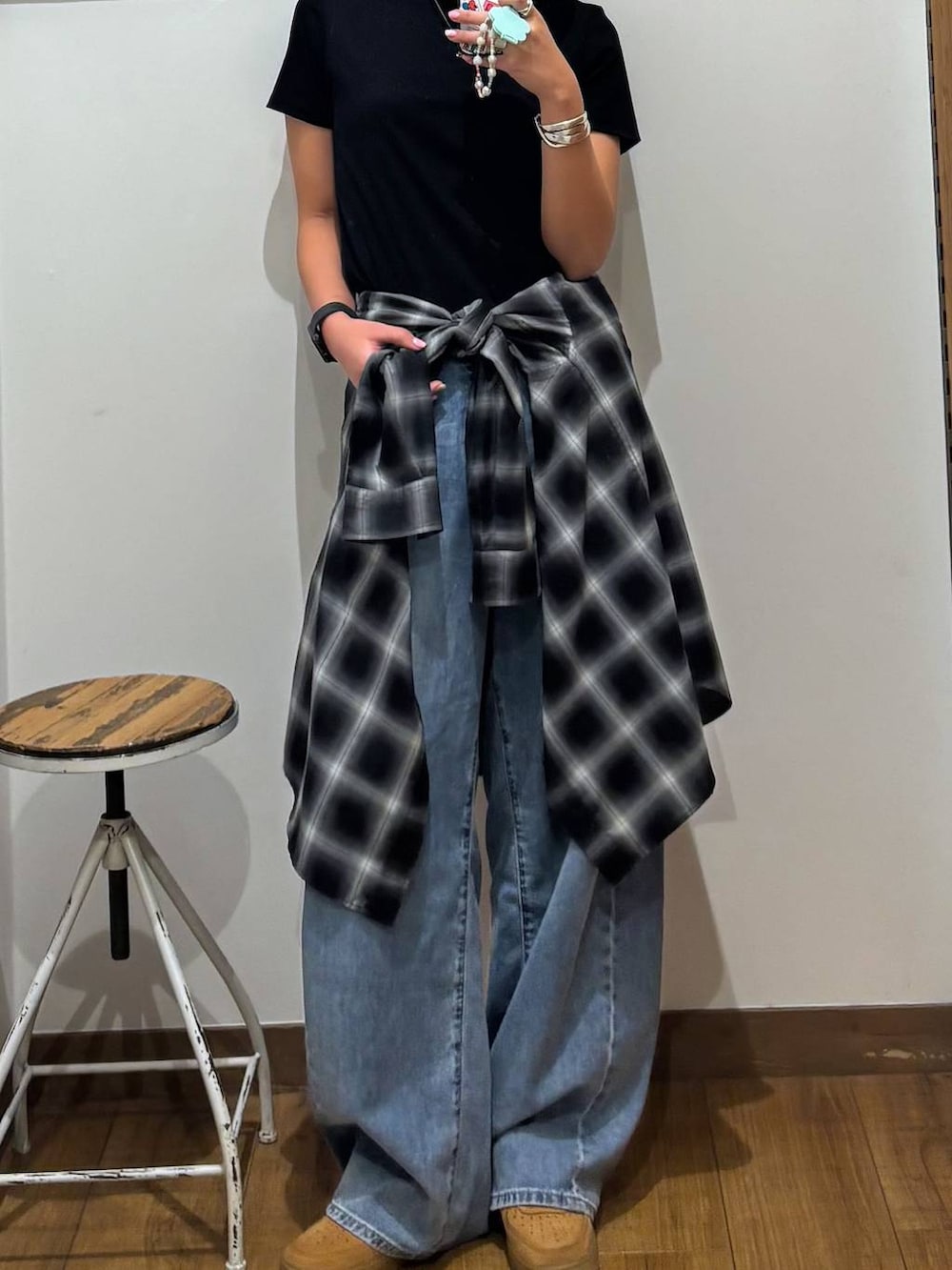 ブルー系のデニムパンツ、ブラック系のTシャツ/カットソーを着用したレディースの春コーディネートの3枚目の写真