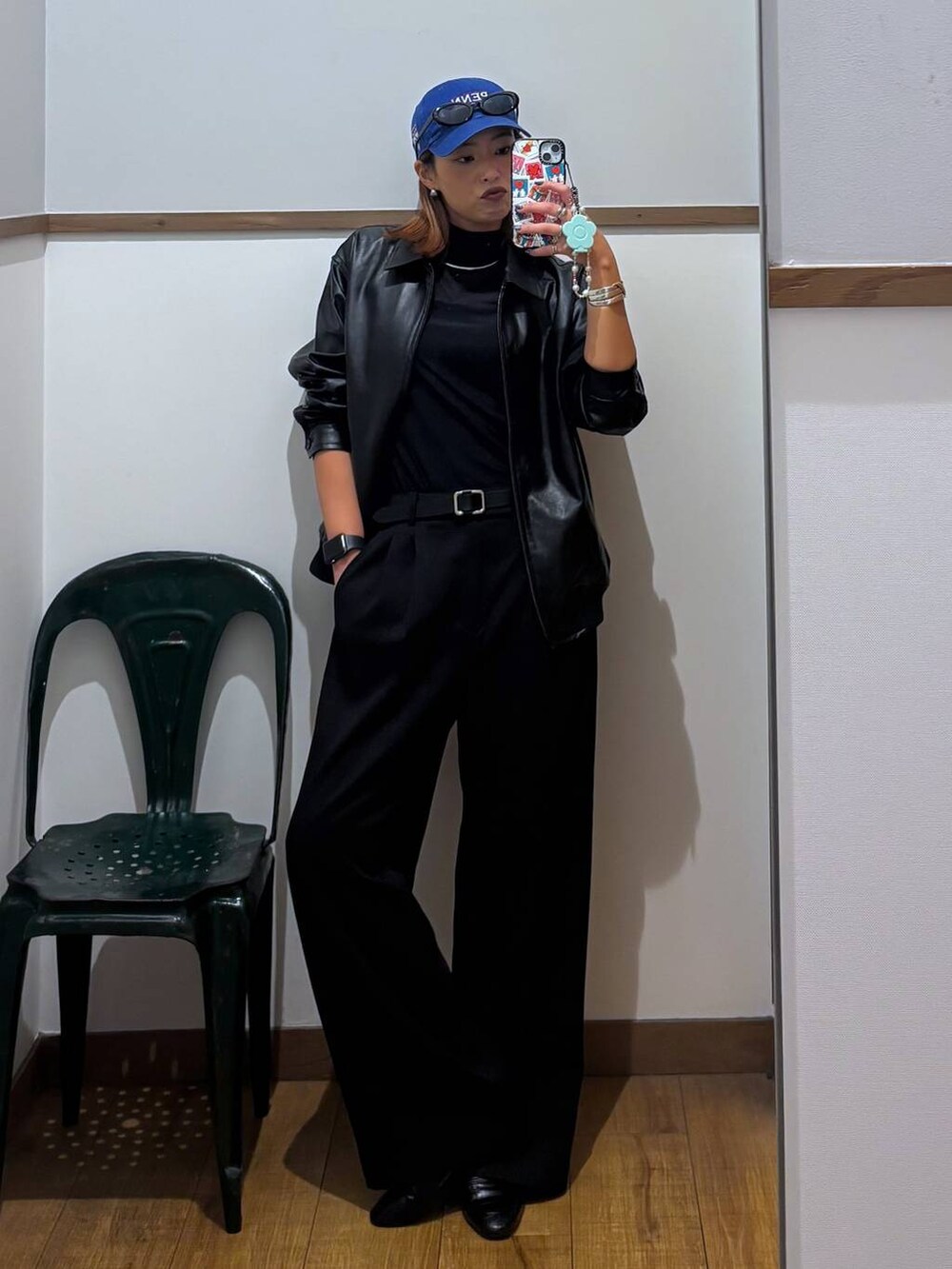 ブラック系のローファー、ブラック系のブルゾン、ブラック系のその他パンツを着用したレディースの秋コーディネートの2枚目の写真