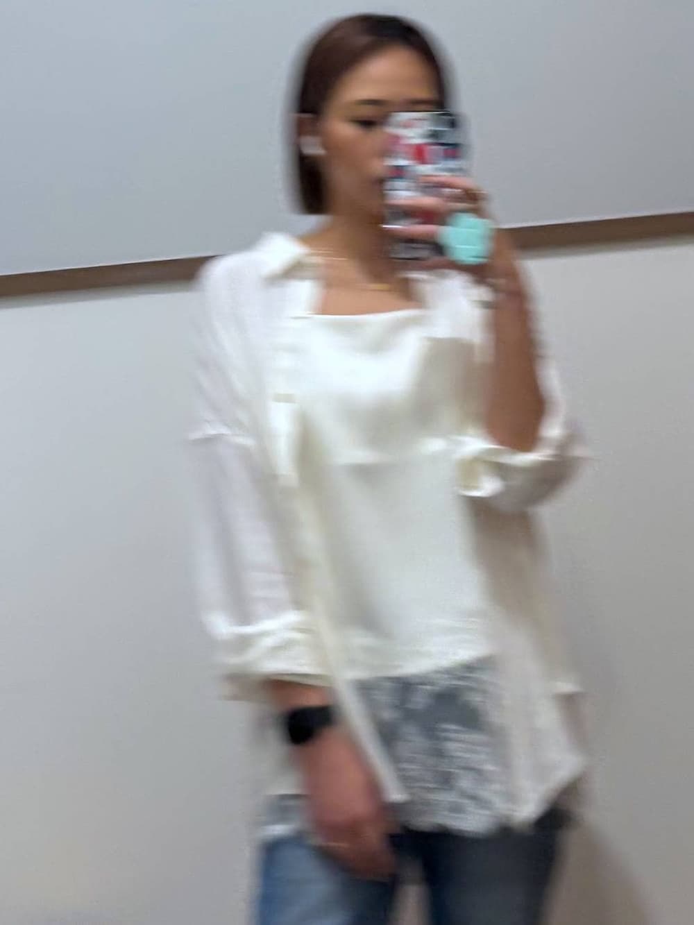 ホワイト系のシャツ/ブラウス、ホワイト系のキャミソール、ゴールド系のネックレスを着用したレディースの春コーディネートの6枚目の写真