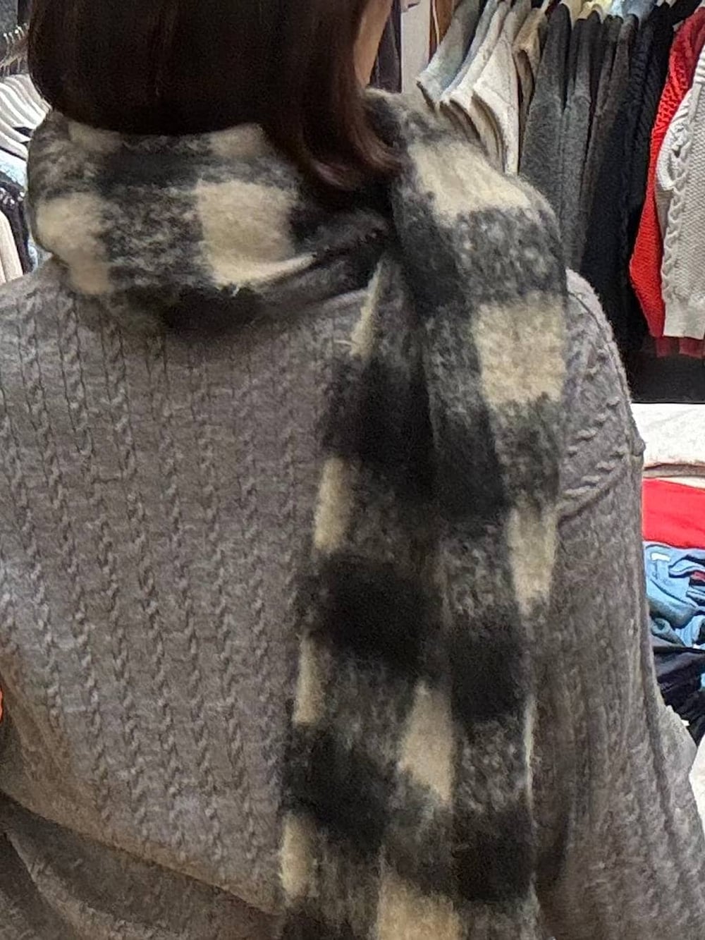 ブラック系のその他パンツ、グレー系のニット/セーター、ブラック系のマフラーを着用したレディースの冬コーディネートの6枚目の写真