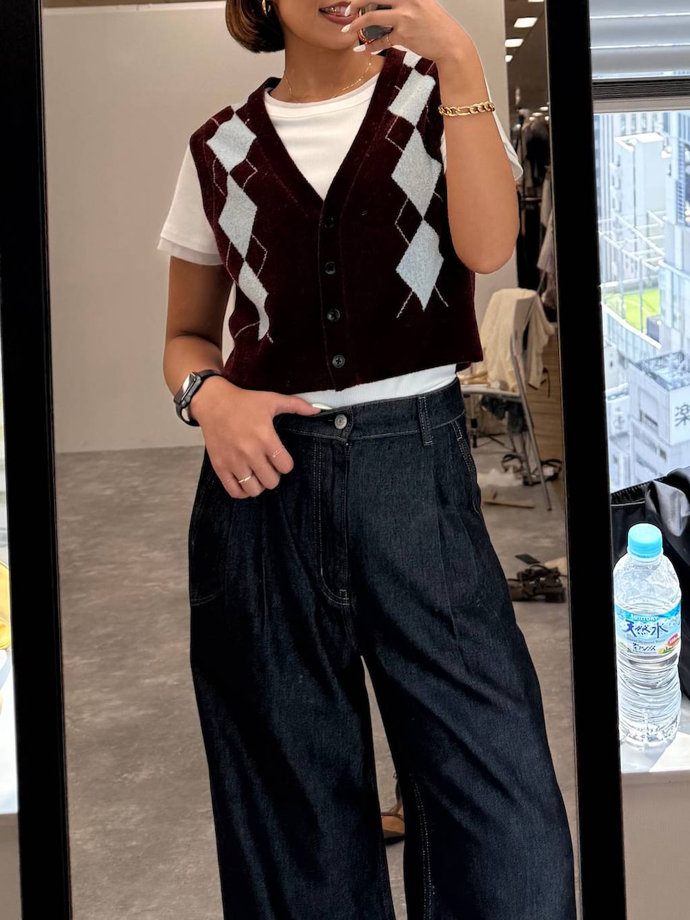 ホワイト系のTシャツ/カットソー、ブルー系のデニムパンツを着用したレディースの夏コーディネートの3枚目の写真