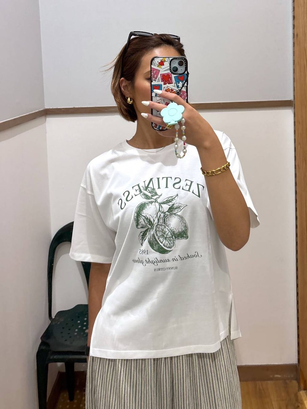 ホワイト系のTシャツ/カットソー、ホワイト系のその他パンツ、ブラック系のサンダルを着用したレディースの夏コーディネートの3枚目の写真