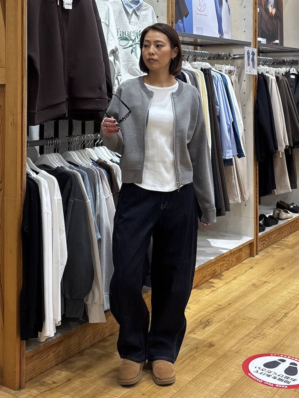 ブルー系のデニムパンツ、グレー系のカーディガン/ボレロを着用したレディースの冬コーディネートの2枚目の写真