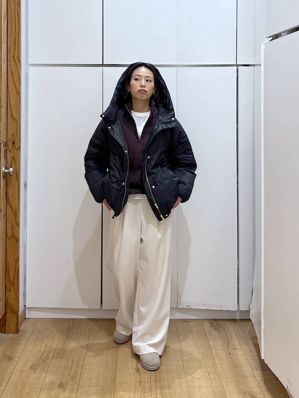 ブラック系のダウンジャケット/コート、ホワイト系のTシャツ/カットソー、グレー系のその他パンツを着用したレディースの冬コーディネートの3枚目の写真