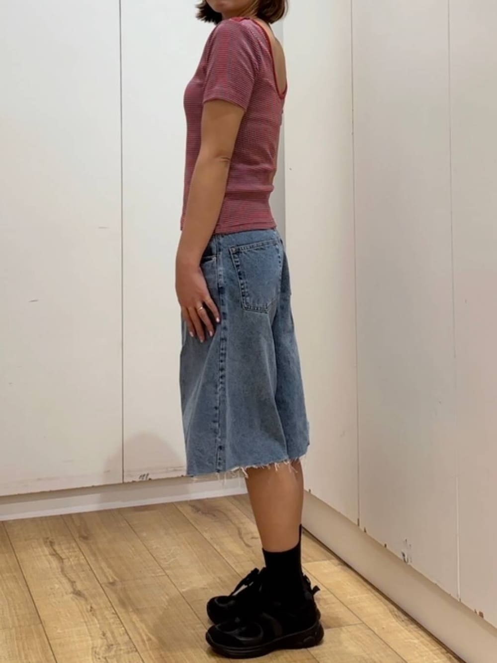 ブルー系のデニムパンツ、レッド系のTシャツ/カットソーを着用したレディースの春コーディネートの7枚目の写真