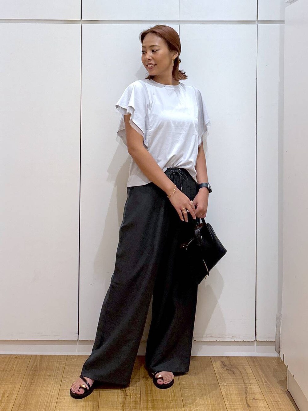 ブラック系のショルダーバッグ、グレー系のTシャツ/カットソー、ブラック系のその他パンツを着用したレディースの夏コーディネートの2枚目の写真