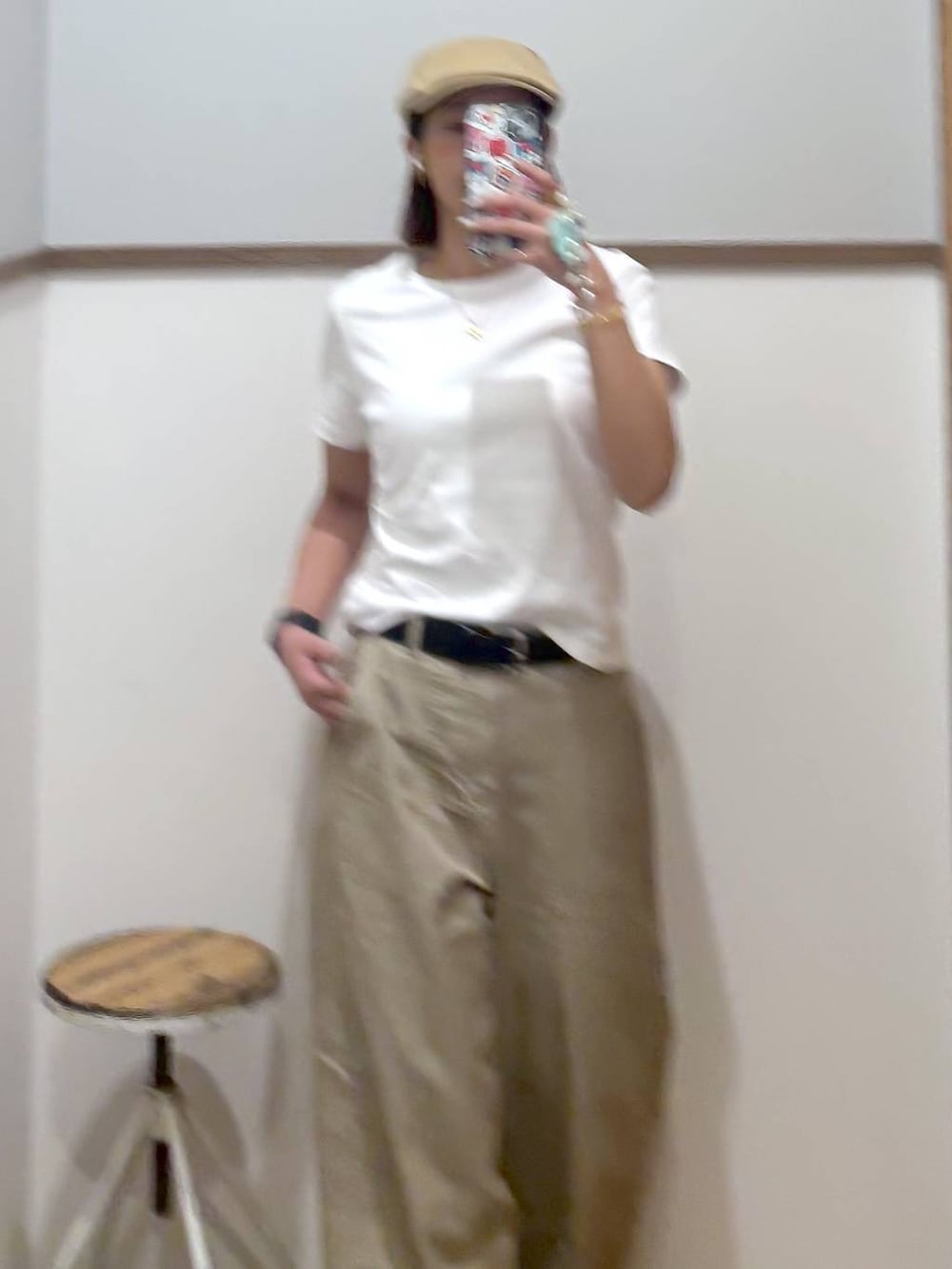 ブラウン系のその他パンツ、ブラック系のTシャツ/カットソーを着用したレディースの春コーディネートの2枚目の写真