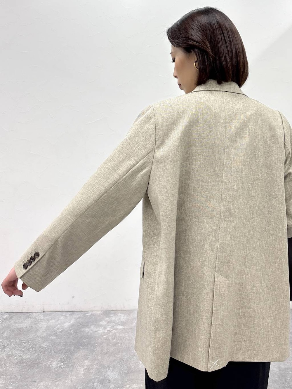 ブラウン系のショルダーバッグ、ベージュ系のテーラードジャケット、ブラック系のサロペット/オーバーオールを着用したレディースの冬コーディネートの8枚目の写真