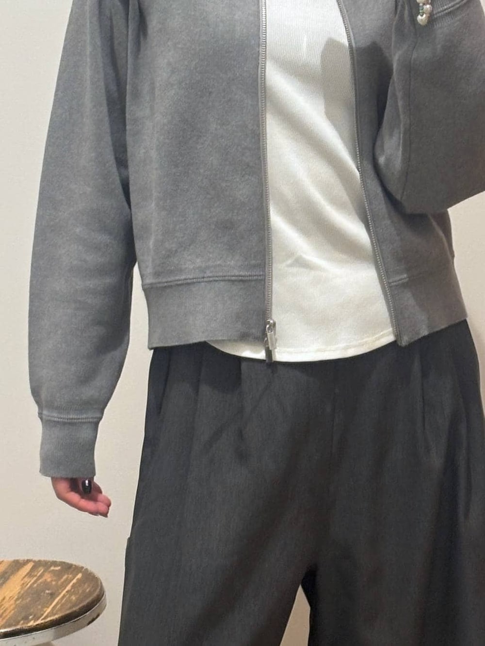 グレー系のその他パンツ、グレー系のカーディガン/ボレロ、シルバー系のピアス（両耳用）を着用したレディースの冬コーディネートの4枚目の写真