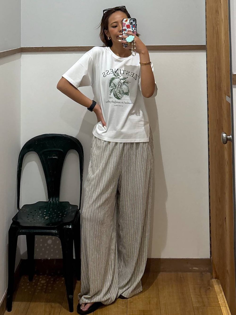 ホワイト系のTシャツ/カットソー、ホワイト系のその他パンツ、ブラック系のサンダルを着用したレディースの夏コーディネートの4枚目の写真