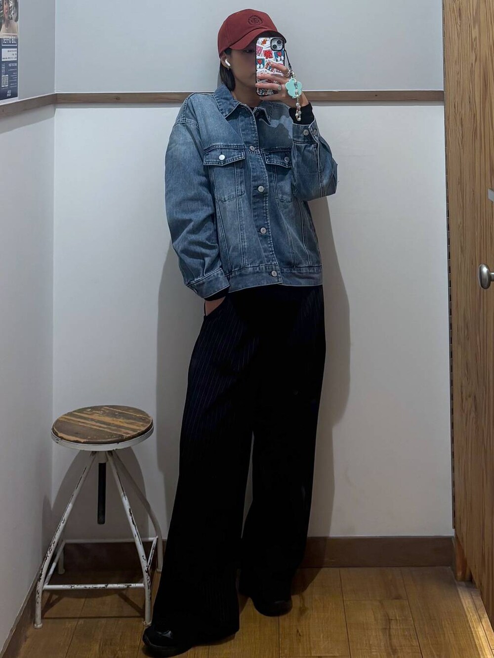 ブルー系のデニムジャケットを着用したレディースの冬コーディネートの2枚目の写真