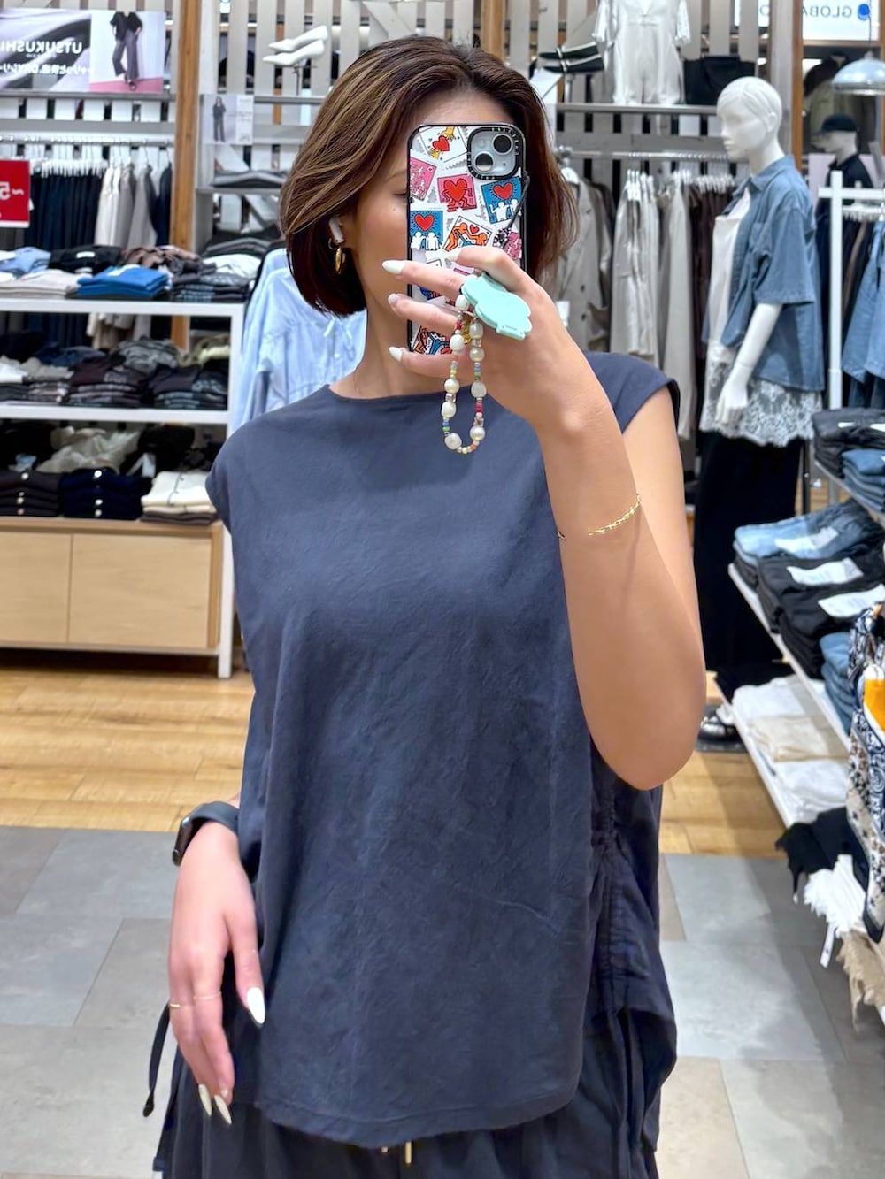 ブルー系のTシャツ/カットソーを着用したレディースの夏コーディネートの3枚目の写真