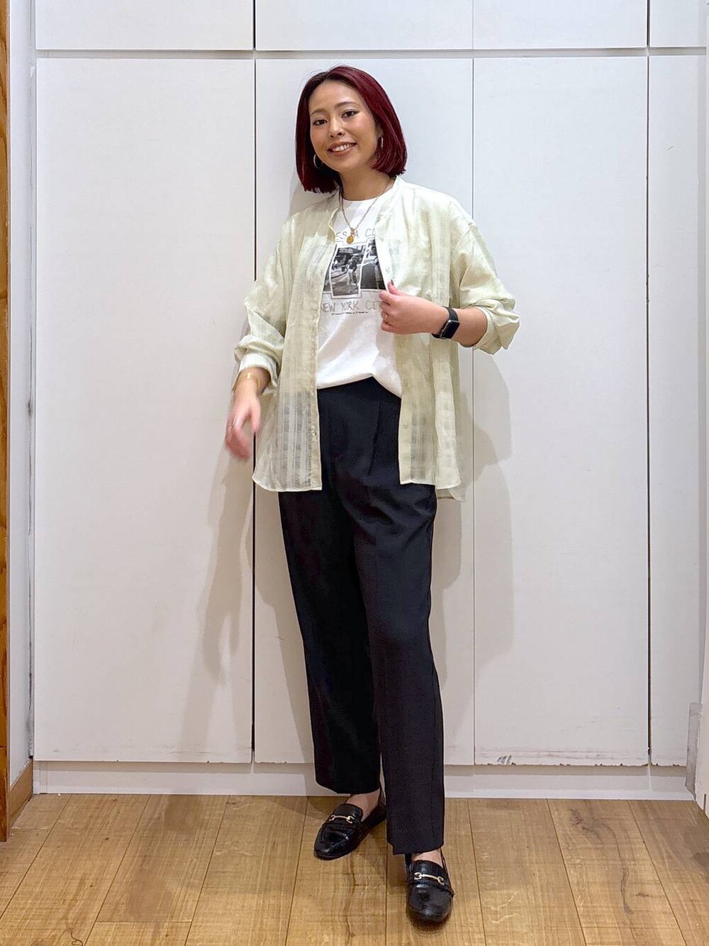 ブラック系のローファー、グリーン系のシャツ/ブラウス、ホワイト系のTシャツ/カットソーを着用したレディースの春コーディネートの3枚目の写真