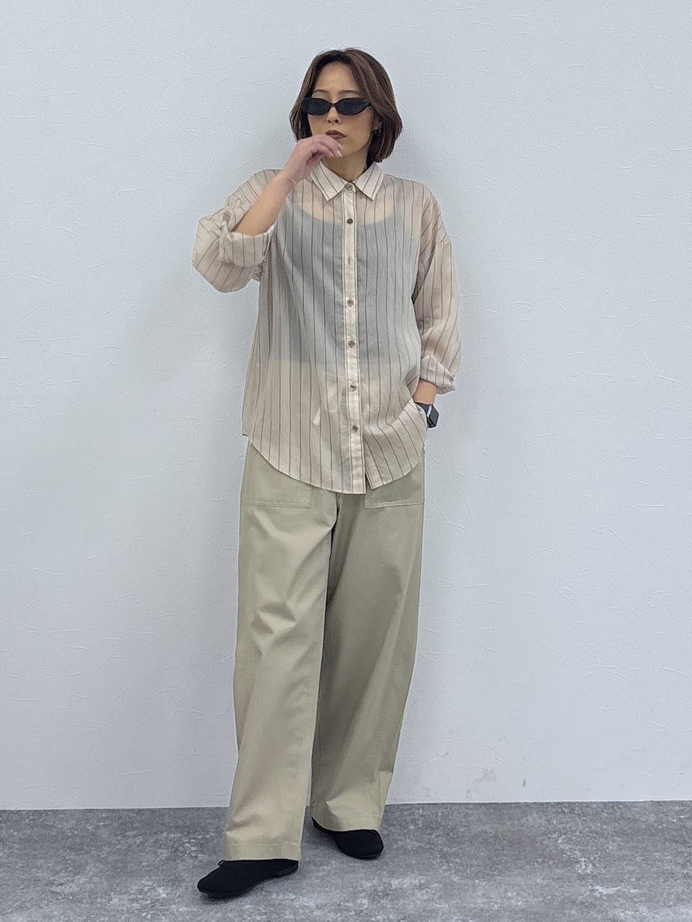 ブラック系のキャミソール、ベージュ系のその他パンツ、ブラック系のパンプスを着用したレディースの春コーディネートの3枚目の写真