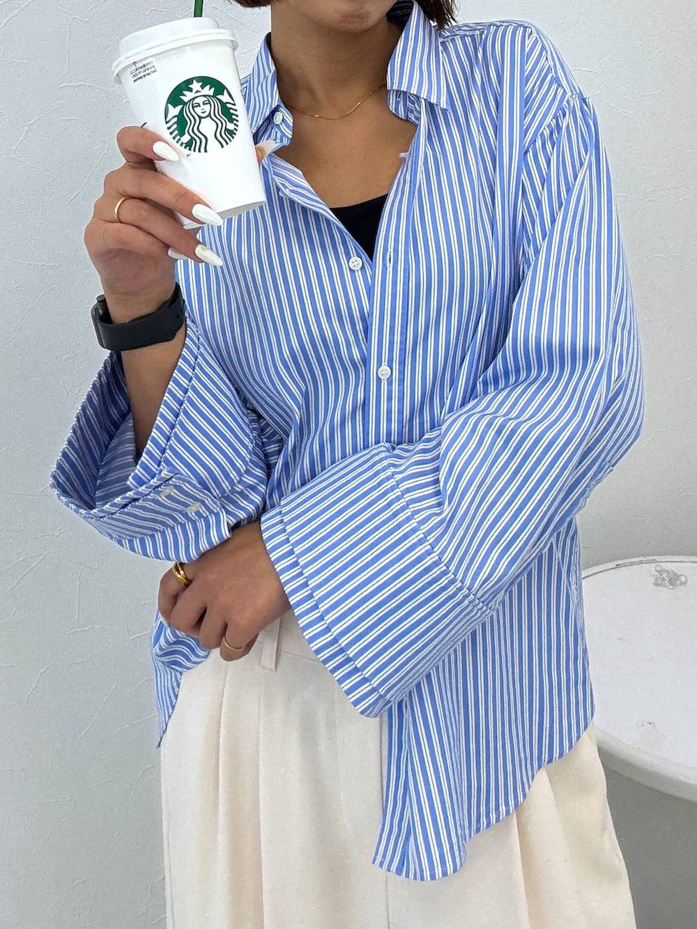 ブラック系のキャミソール、ベージュ系のサンダルを着用したレディースの夏コーディネートの8枚目の写真