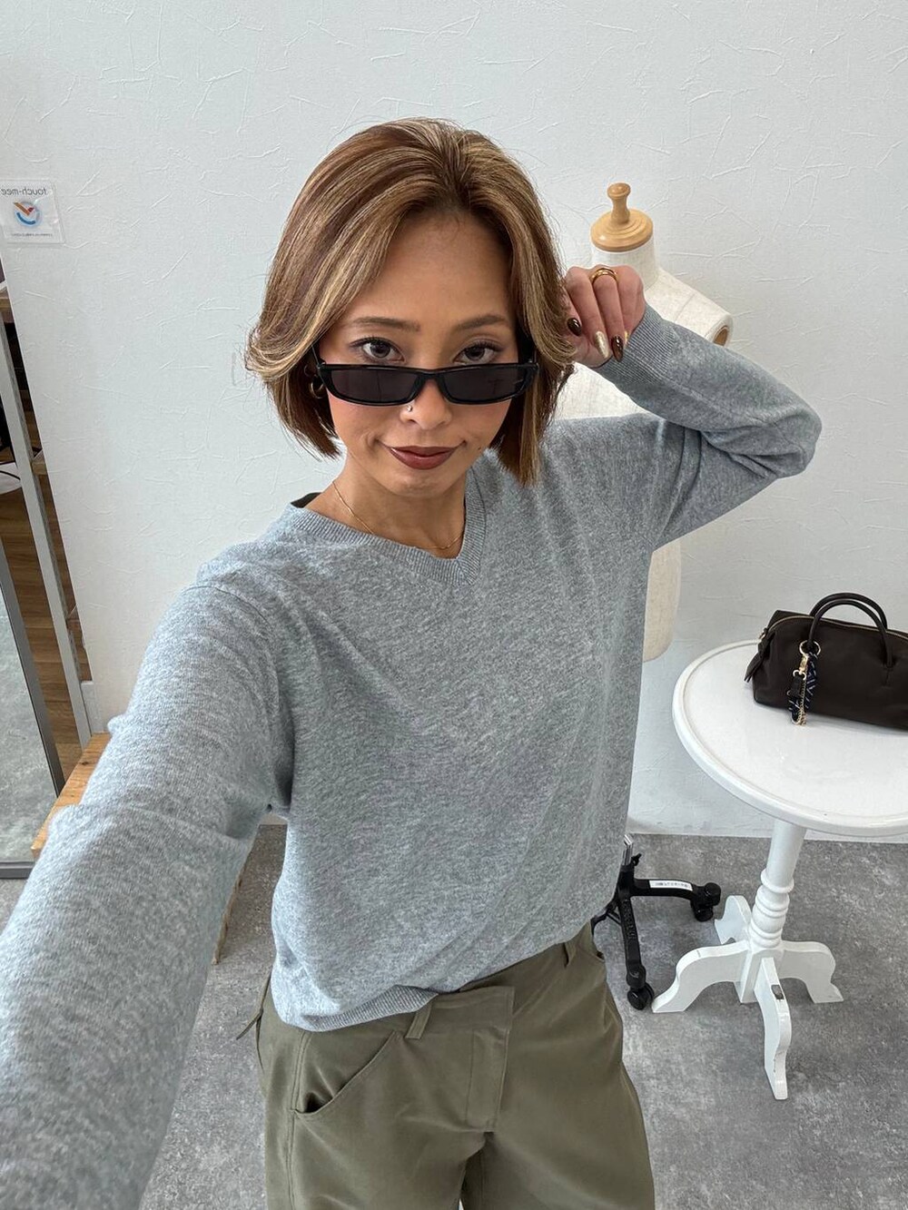 グリーン系のその他パンツを着用したレディースの秋コーディネートの3枚目の写真
