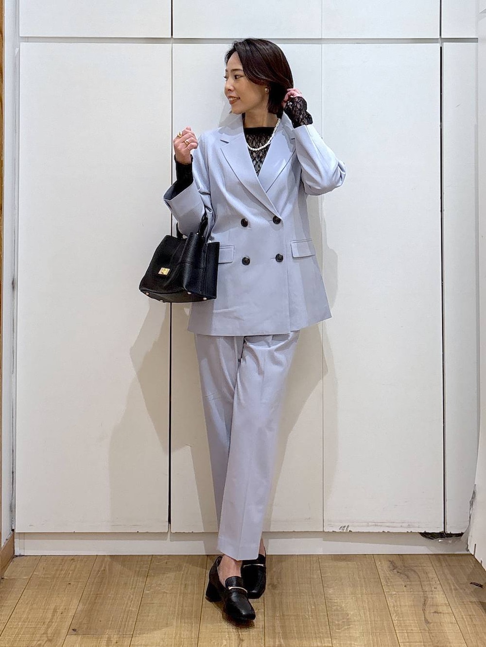 ブラック系のローファー、ブラック系のTシャツ/カットソー、ブルー系のスラックスを着用したレディースの冬コーディネートの4枚目の写真