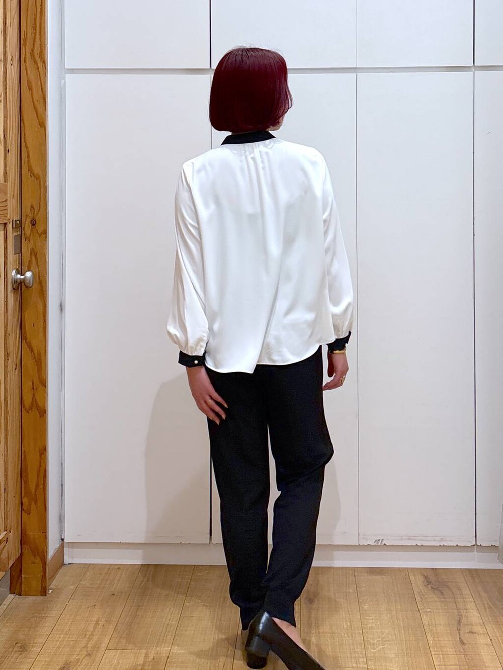 ホワイト系のシャツ/ブラウス、ブラック系のショルダーバッグ、ブラック系のその他パンツを着用したレディースの春コーディネートの7枚目の写真