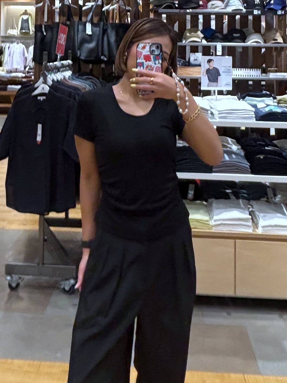 ブラック系のその他パンツ、ホワイト系のサンダルを着用したレディースの夏コーディネートの5枚目の写真