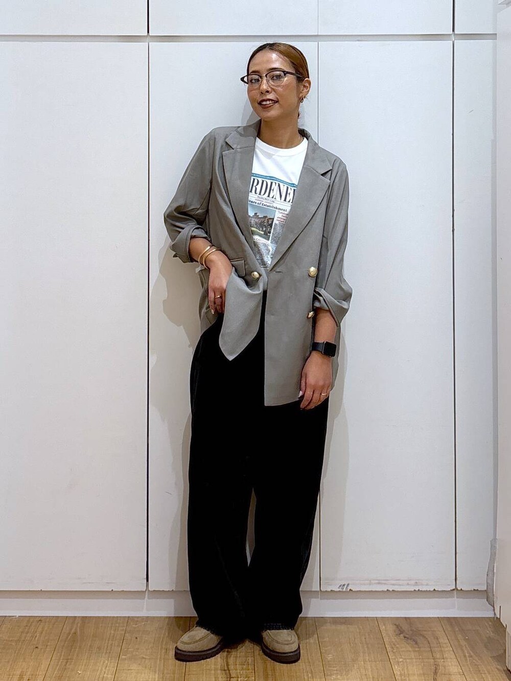 ベージュ系のテーラードジャケット、ブラック系のデニムパンツ、ベージュ系のローファーを着用したレディースの秋コーディネートの2枚目の写真