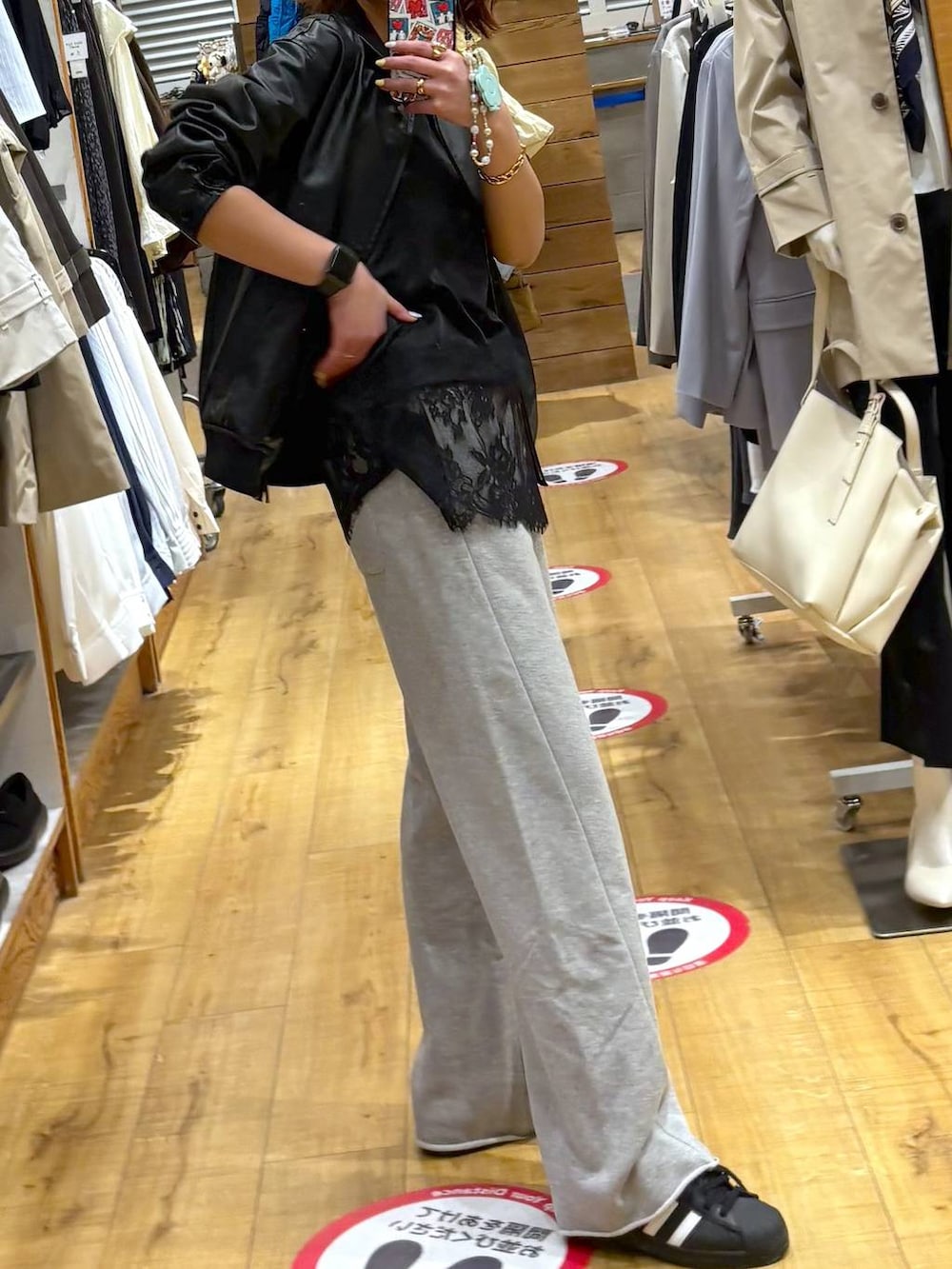 ブラック系のブルゾン、ブラック系のスウェットパンツ、ブラック系のキャミソールを着用したレディースの春コーディネートの3枚目の写真