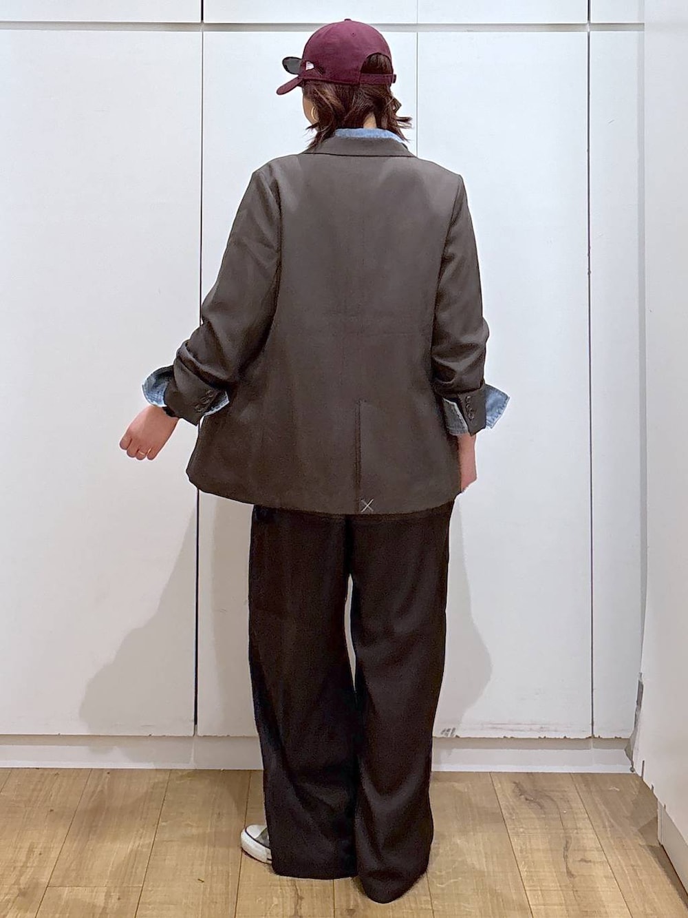 ブラウン系のテーラードジャケット、ブルー系のシャツ/ブラウス、ブラウン系のその他パンツを着用したレディースの春コーディネートの5枚目の写真