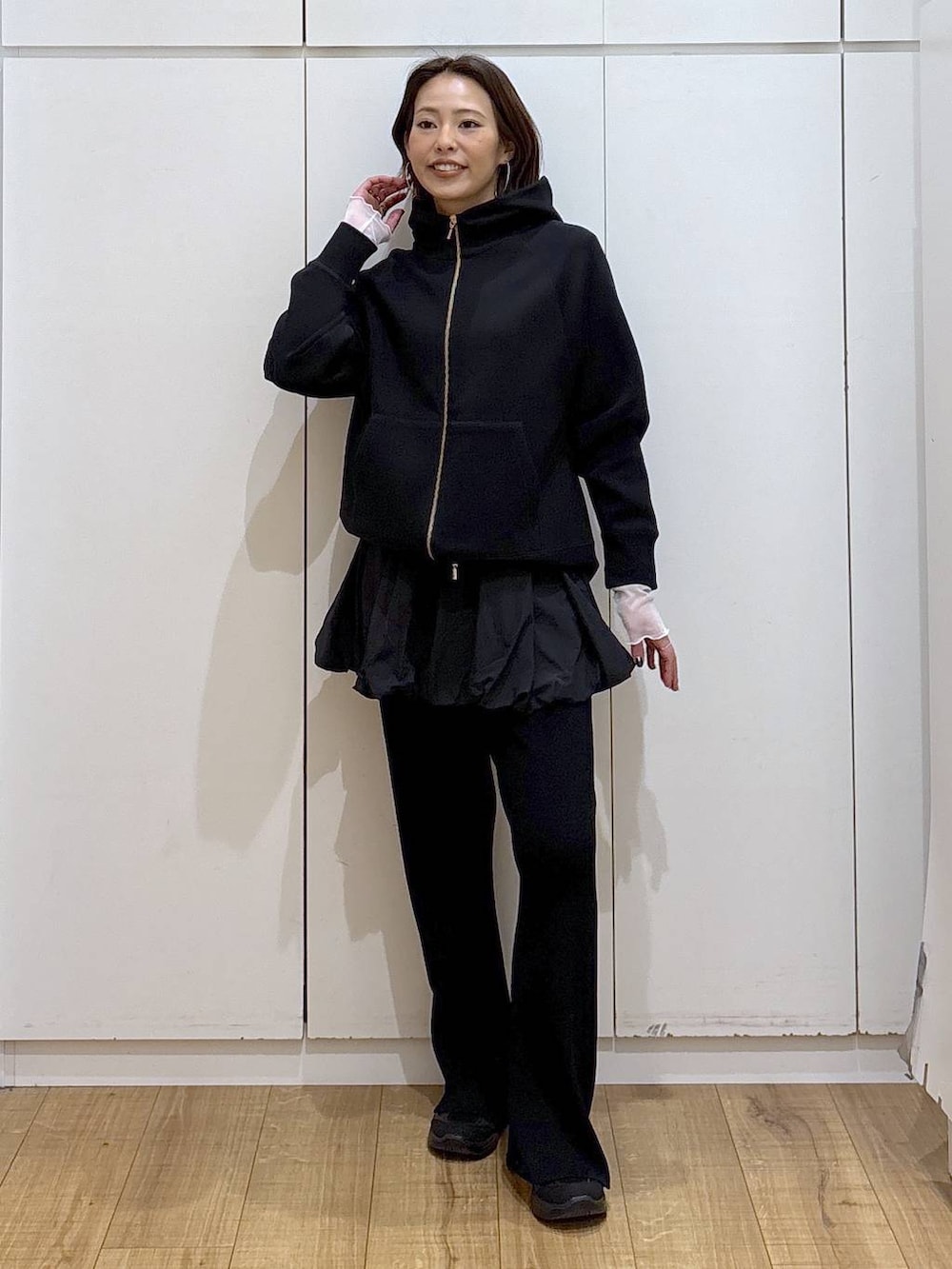 ブラック系のパーカー、ホワイト系のTシャツ/カットソー、ブラック系のその他パンツを着用したレディースの春コーディネートの2枚目の写真