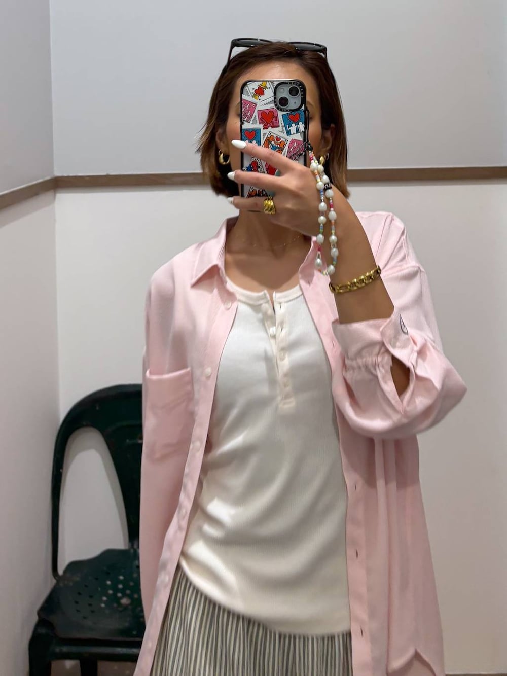 ホワイト系のタンクトップ、ホワイト系のその他パンツ、ブラック系のサンダルを着用したレディースの夏コーディネートの2枚目の写真
