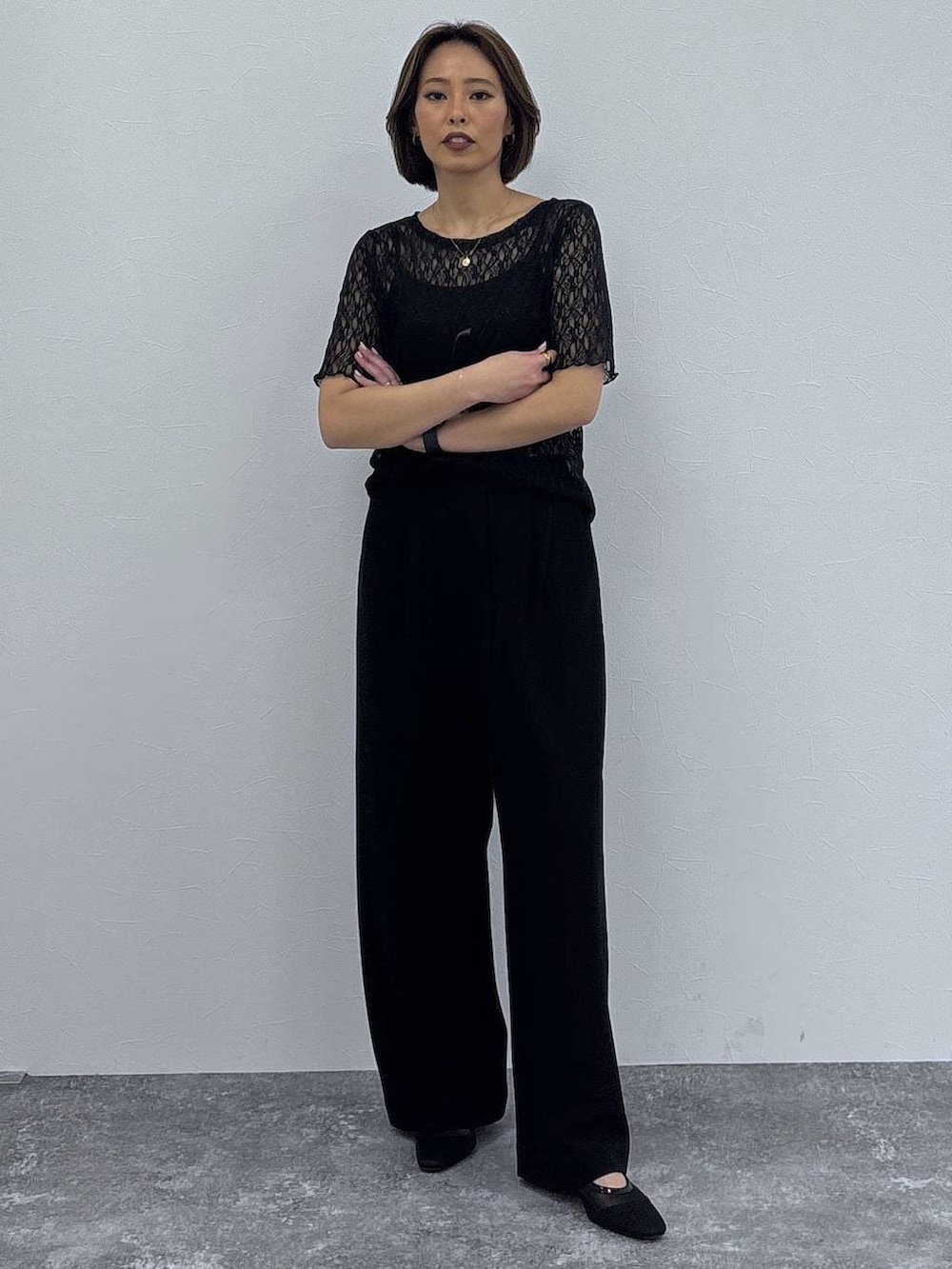 ブラック系のTシャツ/カットソー、ブラック系のパンプス、ゴールド系のネックレスを着用したレディースの春コーディネートの4枚目の写真