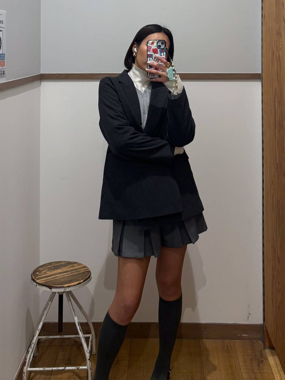 ホワイト系のニット/セーター、レッド系のその他シューズ、グレー系のニット/セーターを着用したレディースの秋コーディネートの2枚目の写真