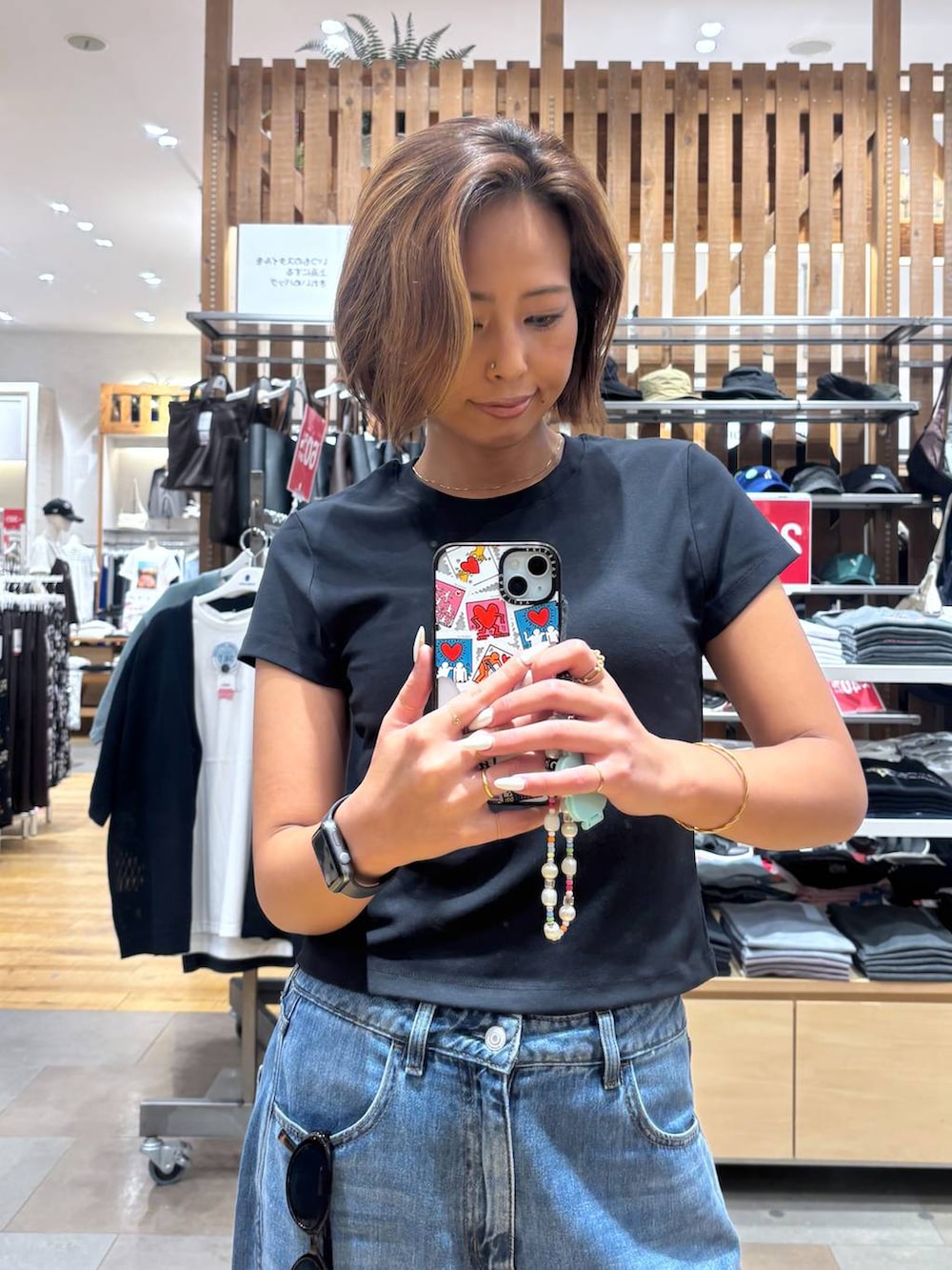 ブルー系のデニムパンツを着用したレディースの夏コーディネートの3枚目の写真
