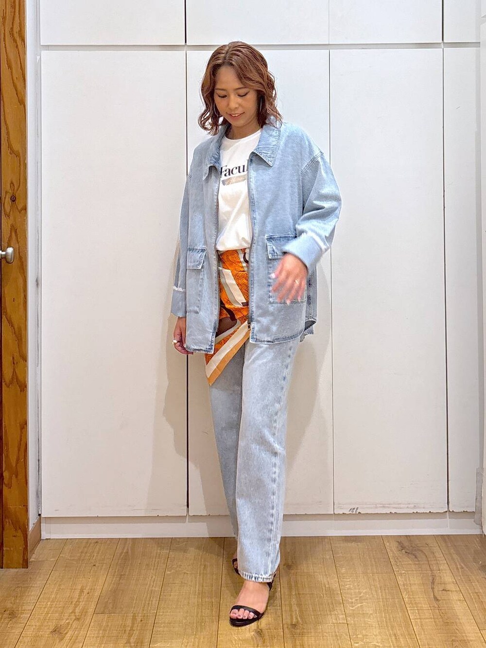 ホワイト系のTシャツ/カットソー、ブルー系のデニムパンツ、ブラック系のサンダルを着用したレディースの夏コーディネートの5枚目の写真