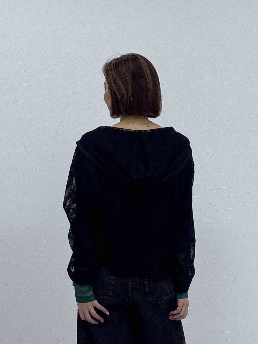 ブラック系のローファー、ブラック系のパーカー、ゴールド系のネックレスを着用したレディースの春コーディネートの5枚目の写真