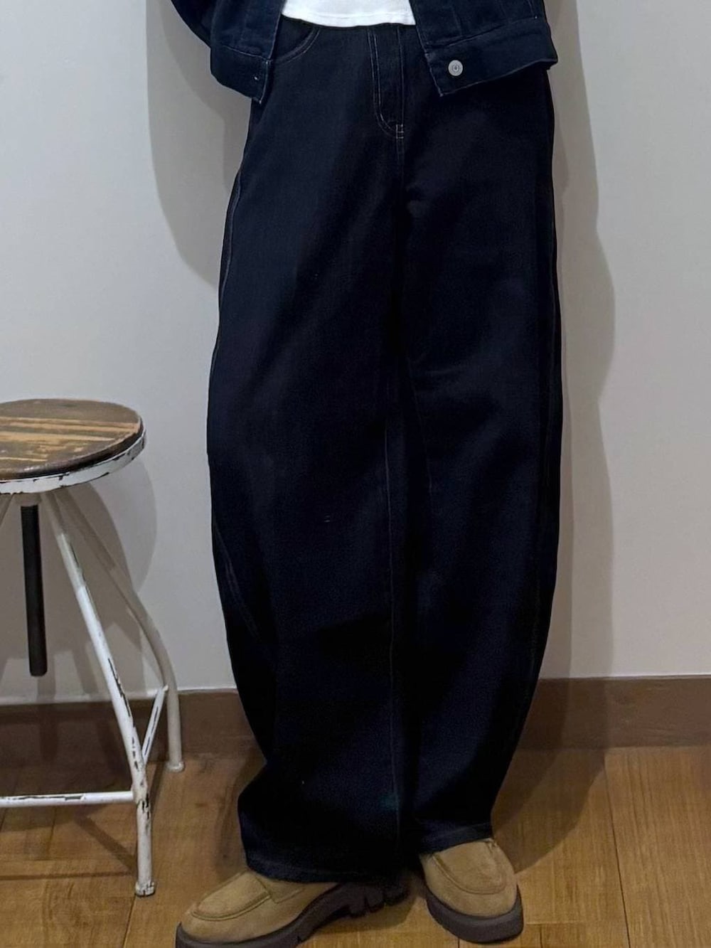 ベージュ系のローファー、ブルー系のデニムパンツ、ブルー系のデニムジャケットを着用したレディースの春コーディネートの3枚目の写真