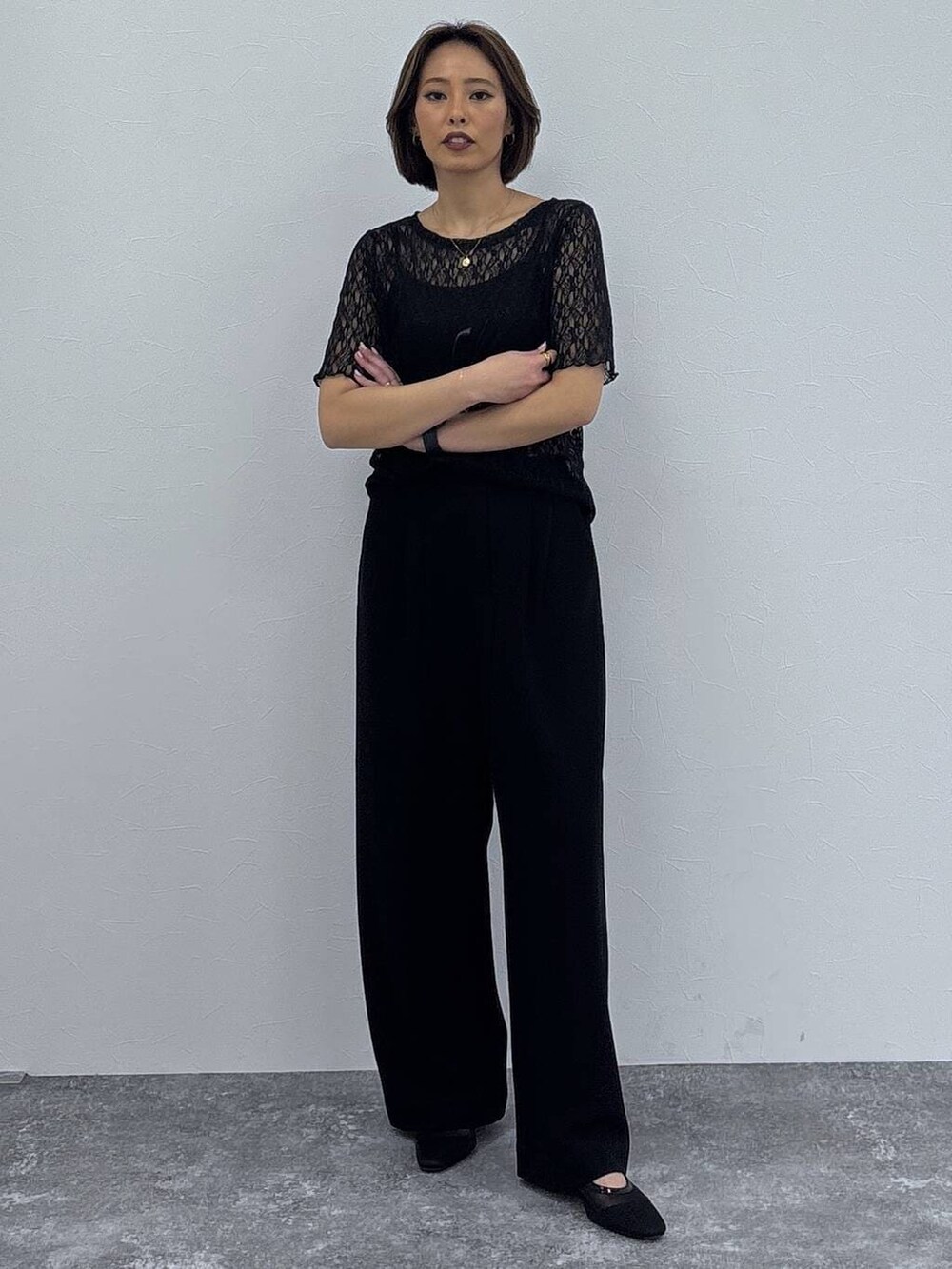 ブラック系のその他パンツ、ブラック系のTシャツ/カットソー、ブラック系のパンプスを着用したレディースの春コーディネートの4枚目の写真