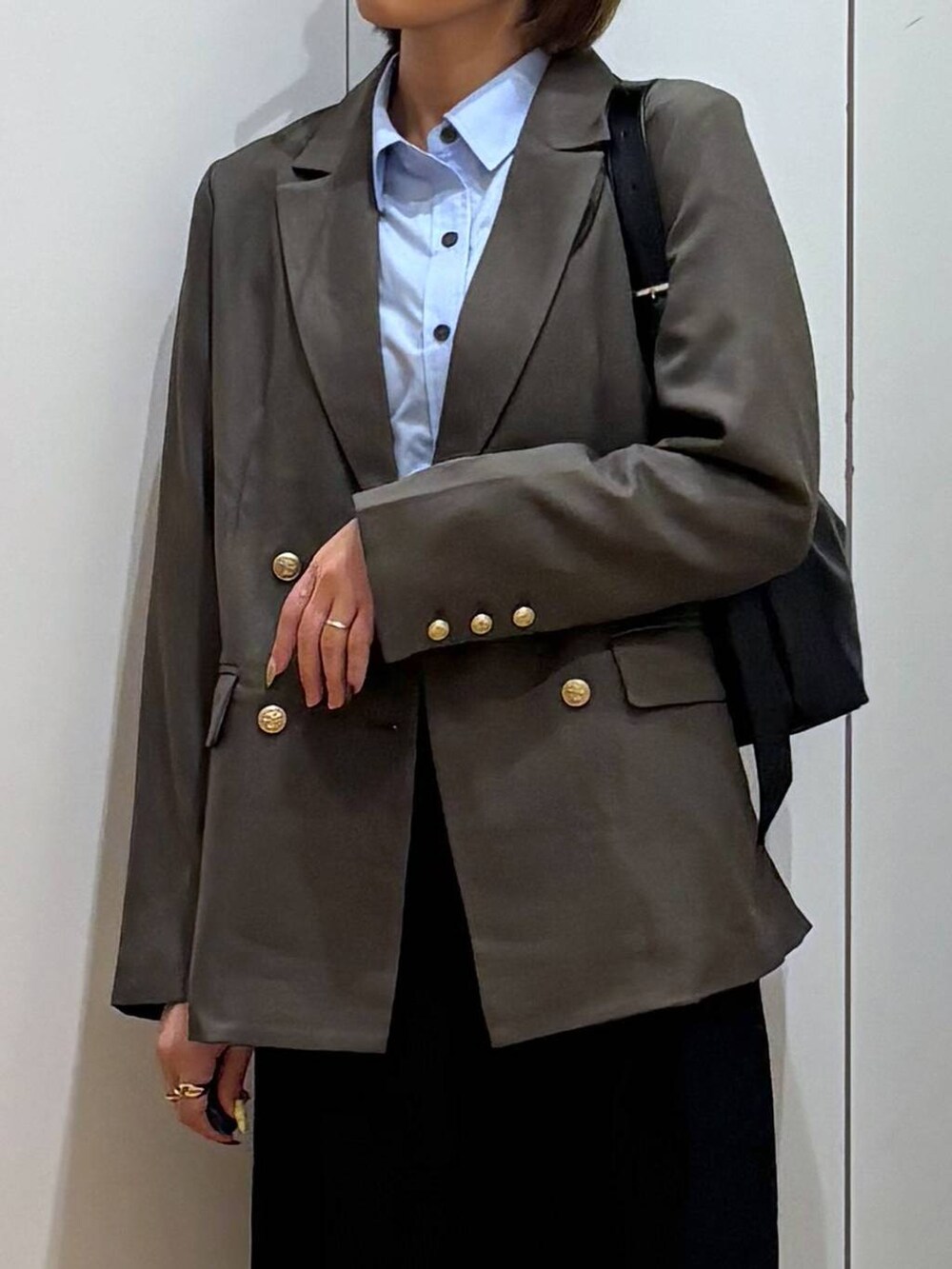 ブラック系のローファー、ブルー系のシャツ/ブラウス、ブルー系のその他パンツを着用したレディースの秋コーディネートの9枚目の写真
