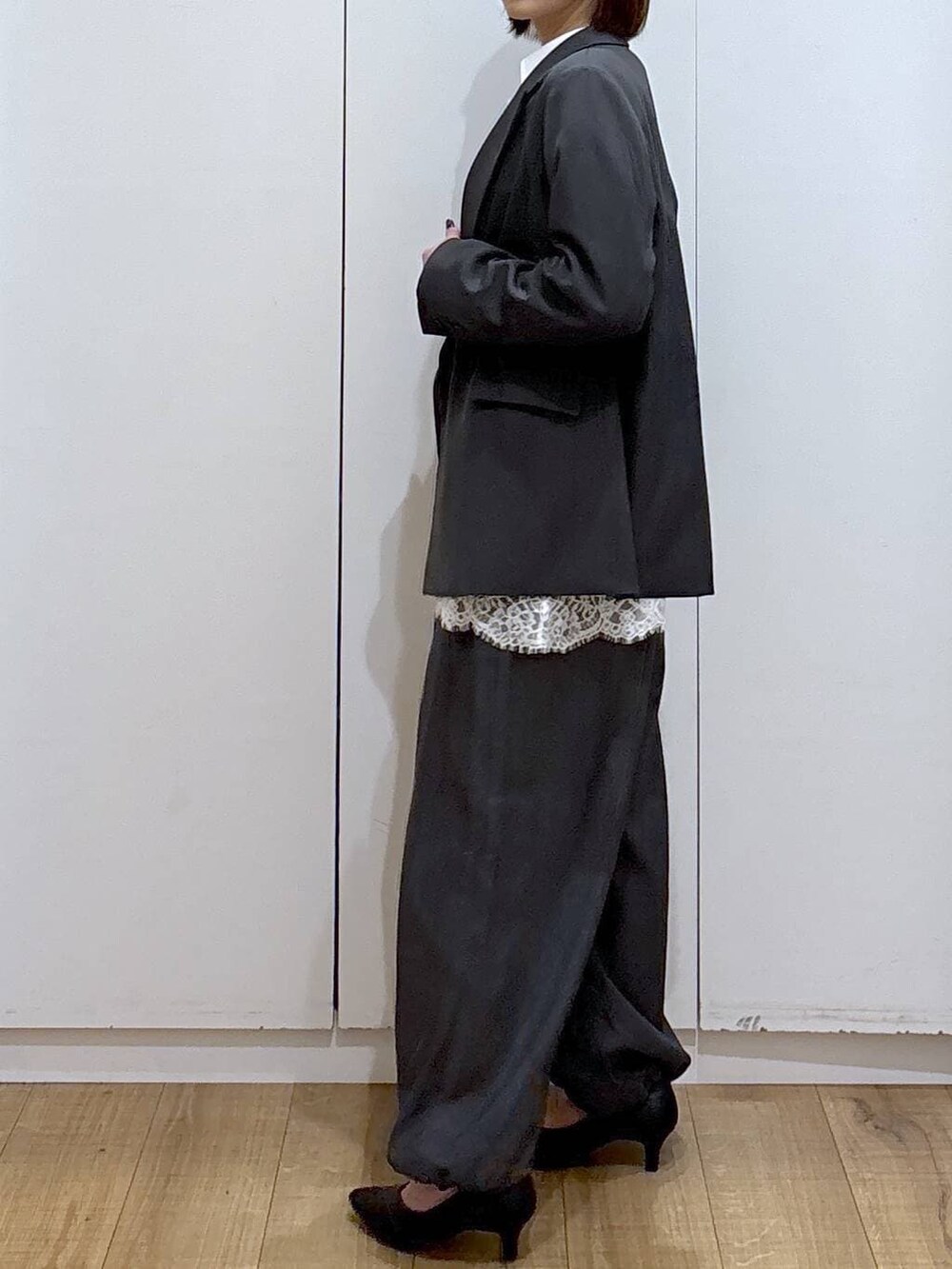 ブラック系のパンプス、ホワイト系のシャツ/ブラウス、グレー系のテーラードジャケットを着用したレディースの冬コーディネートの4枚目の写真