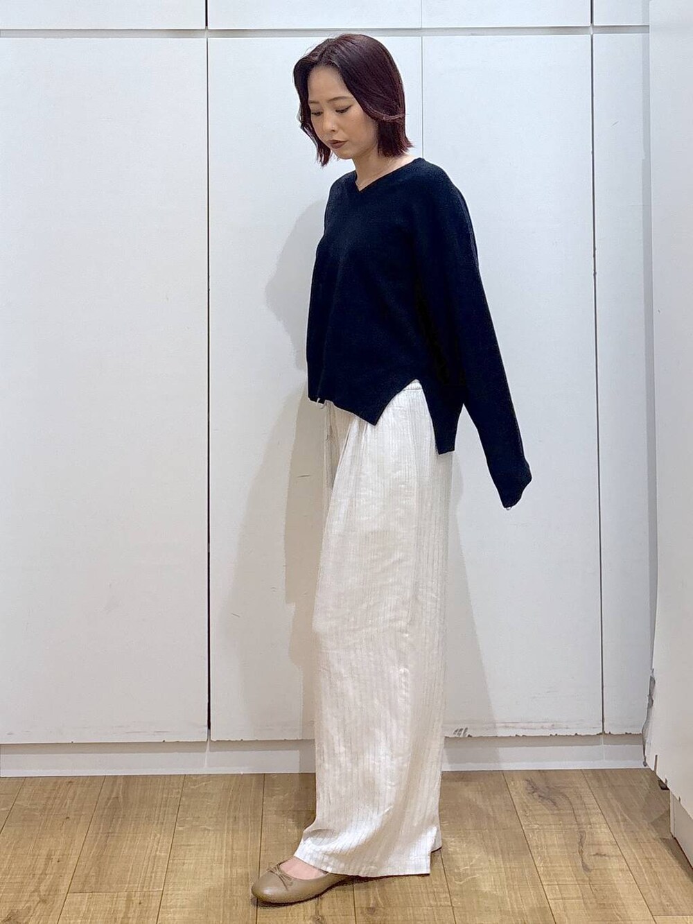 ブラウン系のバレエシューズ、ベージュ系のその他パンツ、ブルー系のニット/セーターを着用したレディースの春コーディネートの3枚目の写真