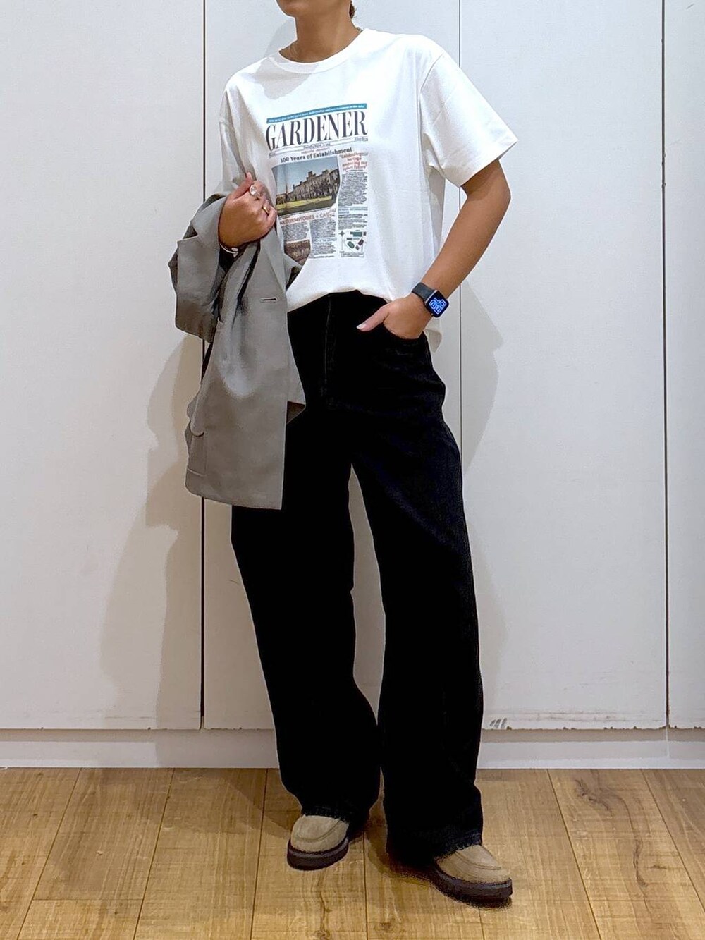 ベージュ系のテーラードジャケット、ブラック系のデニムパンツ、ベージュ系のローファーを着用したレディースの秋コーディネートの4枚目の写真