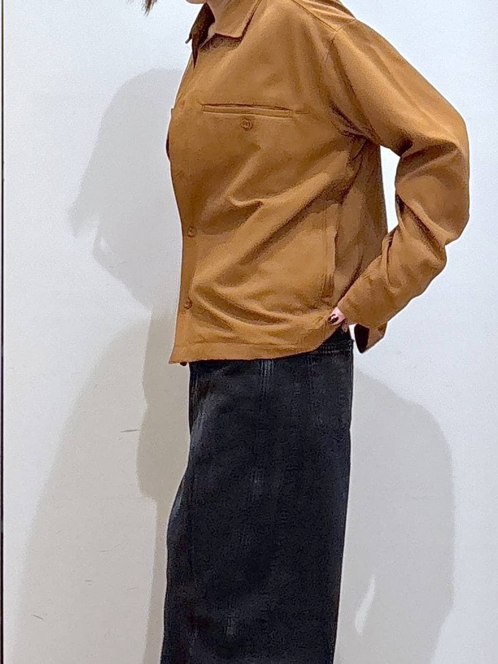 ブラック系のデニムパンツ、ブラウン系のシャツ/ブラウス、ブラウン系のローファーを着用したレディースの春コーディネートの4枚目の写真