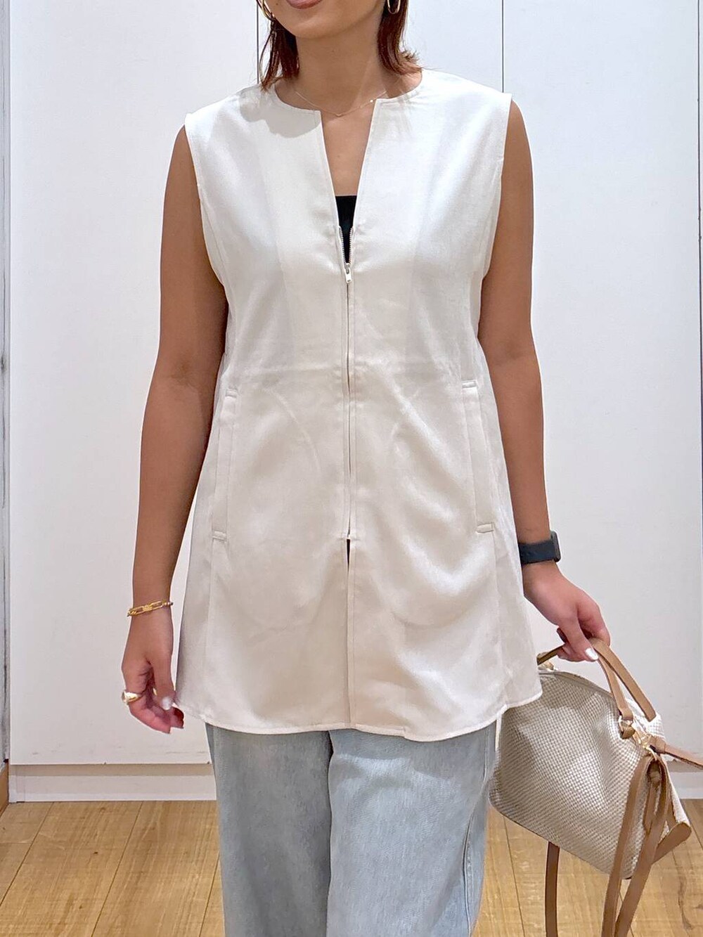 ブルー系のデニムパンツ、ホワイト系のショルダーバッグ、ブラック系のキャミソールを着用したレディースの夏コーディネートの8枚目の写真