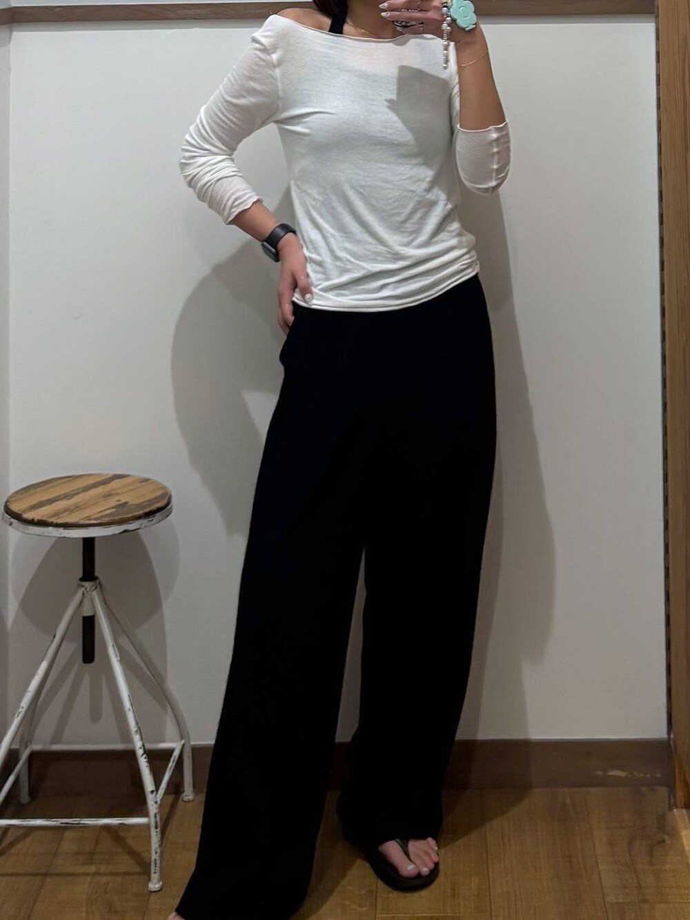 ブラック系のその他パンツ、ブラック系のサンダル、ホワイト系のメガネを着用したレディースの春コーディネートの3枚目の写真